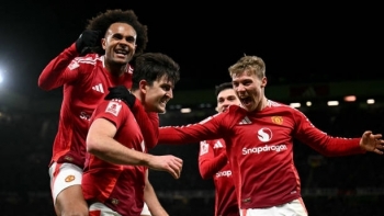 Man Utd ngược dòng hạ Leicester: Harry Maguire lập công phút bù giờ