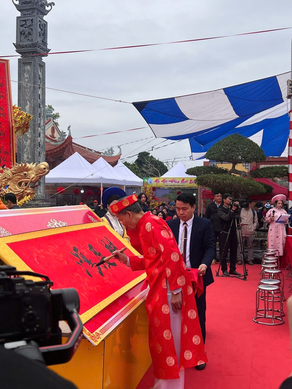 Nhà thư pháp Lê Anh Châu khai bút bức đại tự: “Khai triển hồng đồ”