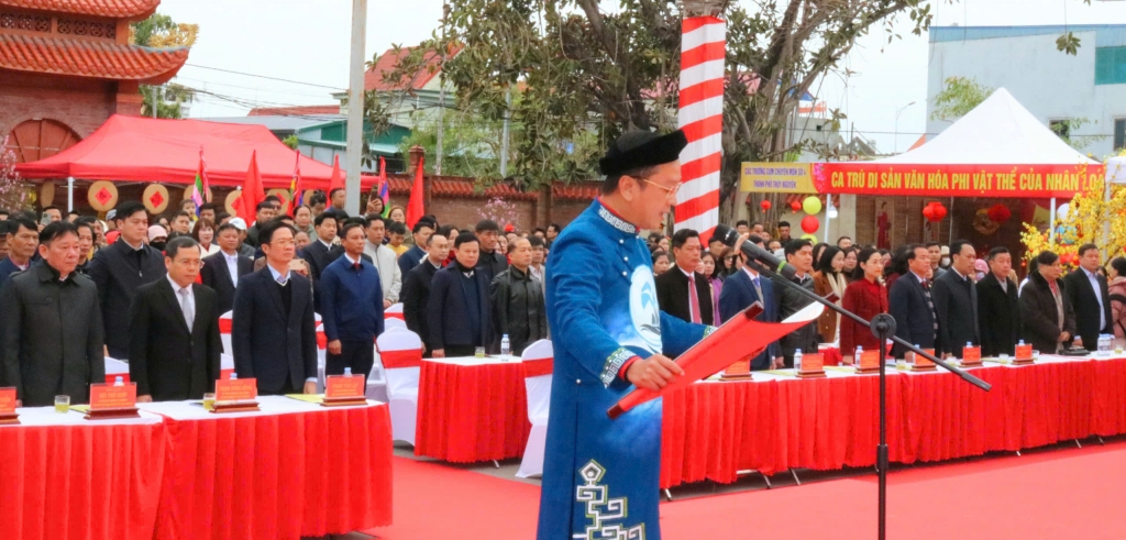 Ông Uông Minh Long, Phó Chủ tịch UBND TP Thuỷ Nguyên đọc chúc văn khai hội