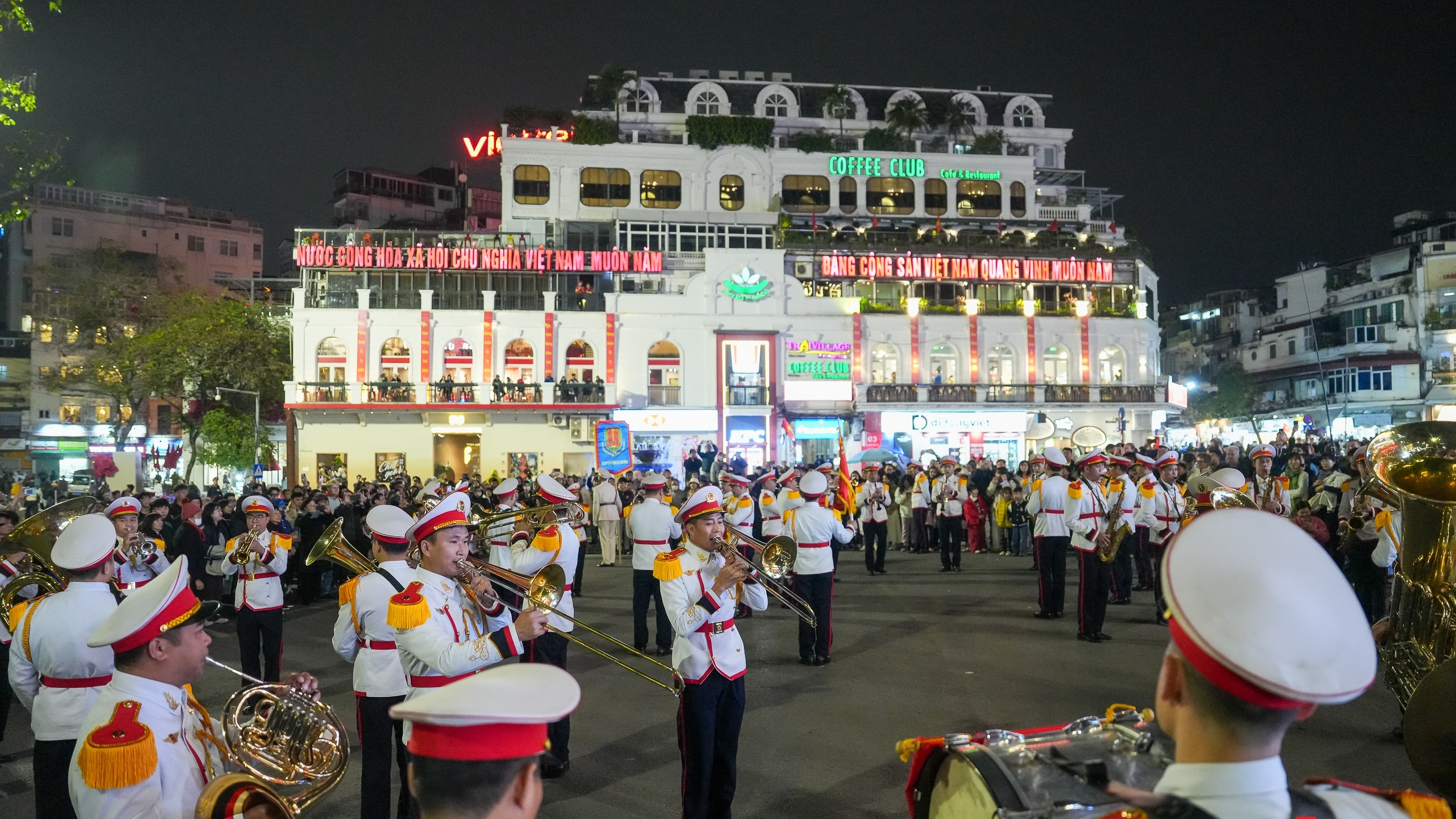 man nhan voi man bieu dien cua doan nghi le cong an nhan dan tai pho di bo ho guom