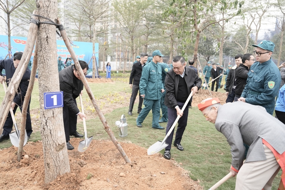 Chủ tịch UBND Thành phố Hà Nội dự Tết trồng cây tại Công viên hồ Phùng Khoang