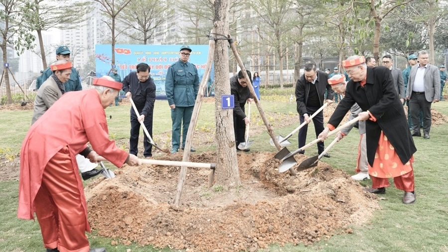 Chủ tịch UBND Thành phố Hà Nội dự Tết trồng cây tại Công viên hồ Phùng Khoang