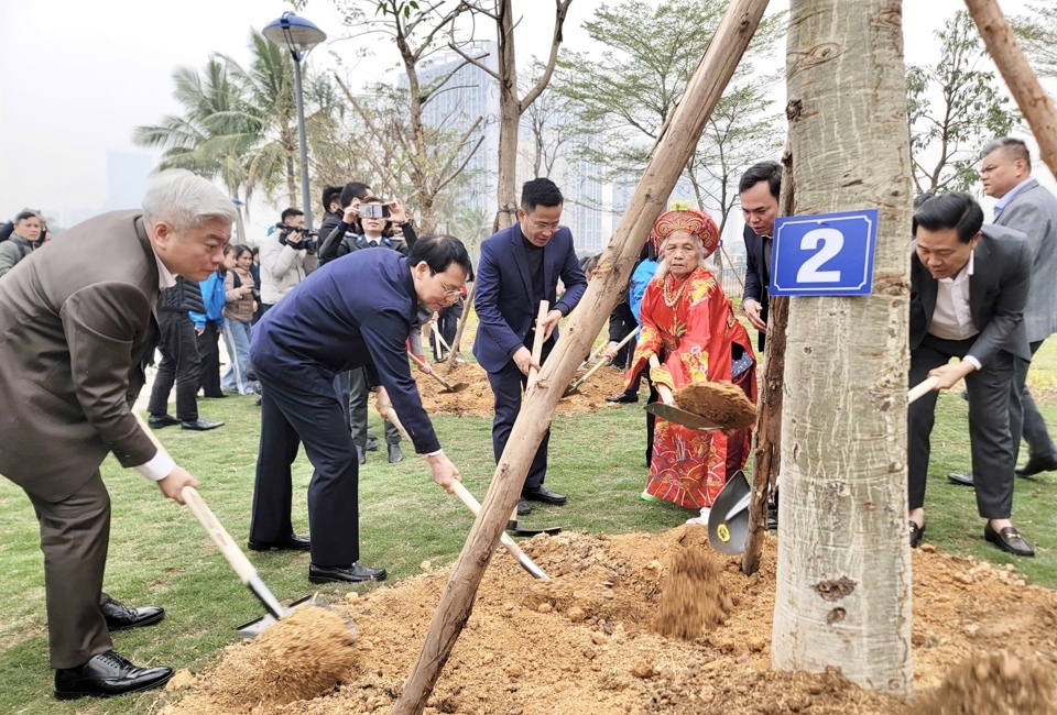 Phó Chủ tịch HĐND TP Hà Nội Phạm Quí Tiên, lãnh đạo các sở ngành và quận Nam Từ Liêm trồng cây tại Công viên hồ Phùng Khoang.