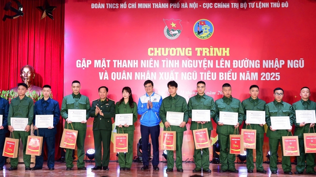 Truyền lửa cho các tân binh tình nguyện lên đường nhập ngũ