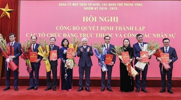 Bí thư Đảng ủy, Chủ tịch Ủy ban T.Ư Mặt trận Tổ quốc Việt Nam Đỗ Văn Chiến trao Quyết định về công tác nhân sự cho các đồng chí thuộc cơ quan tham mưu, giúp việc của Đảng ủy MTTQ, các đoàn thể T.Ư.