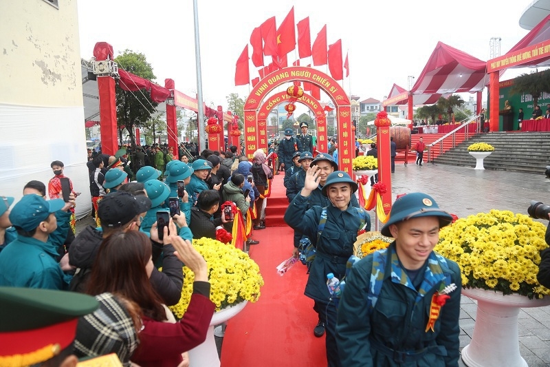 Các tân binh sẽ bước qua Cổng vinh quang, tiếp nối truyền thống cha anh, lên đường làm nhiệm vụ xây dựng và bảo vệ Tổ quốc.  Ảnh: Lễ giao, nhận quân năm 2024 tại Hà Nội