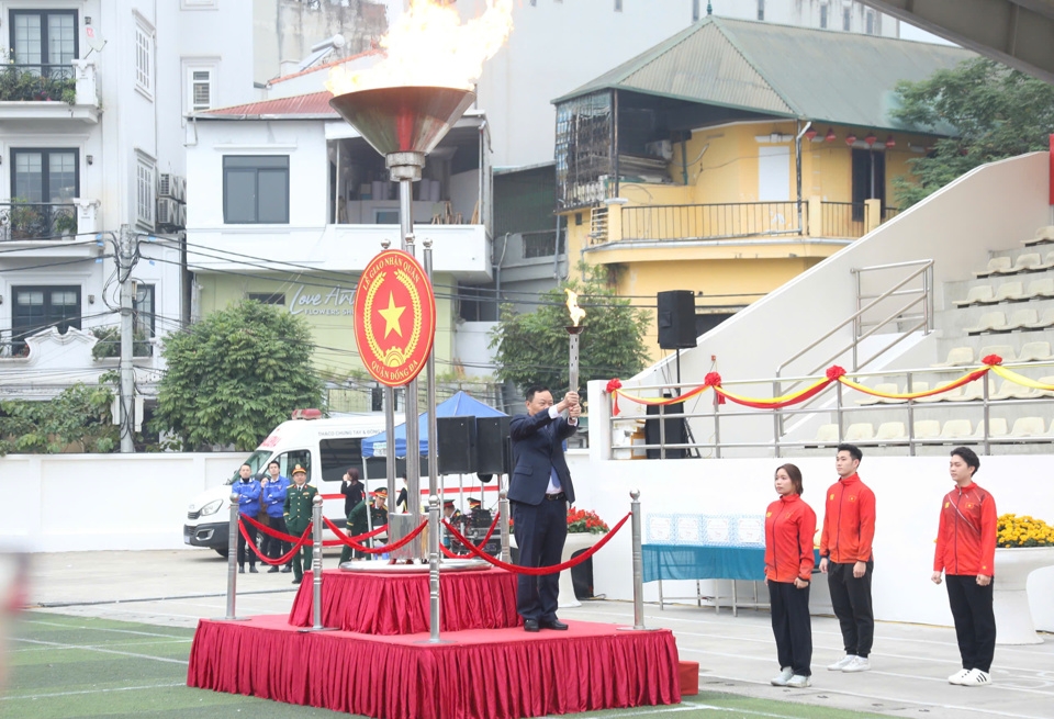 Bí thư Quận uỷ Đống Đa Đinh Trường Thọ thắp lửa truyền thống tại lễ giao, nhận quân quận Đống Đa năm 2025.