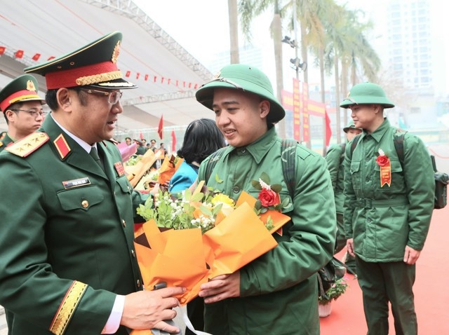 Thượng tướng Phạm Hoài Nam, Thứ trưởng Bộ Quốc phòng tặng hoa chúc mừng và tiễn chân các tân binh quận Ba Đình. Ảnh: Thanh Hải.