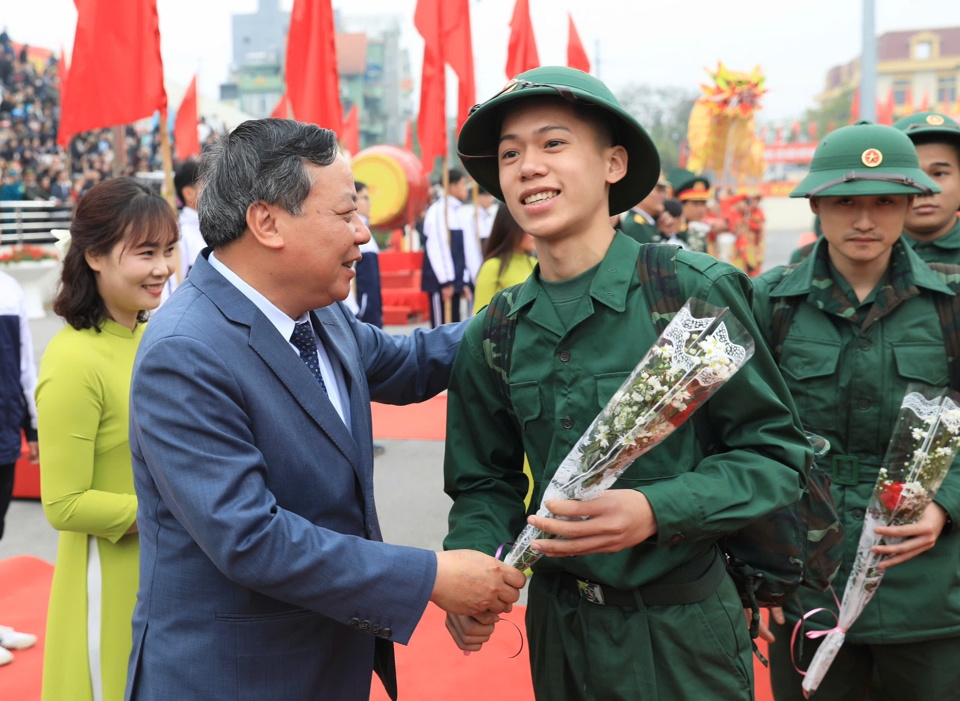 Phó Bí thư Thường trực Thành ủy Hà Nội Nguyễn Văn Phong tặng hoa cho các tân binh huyện Thanh Trì.