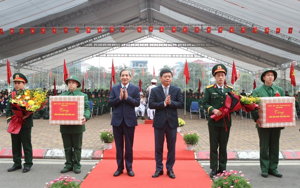 Lãnh đạo quận Ba Đình tặng quà, động viên các tân binh. Ảnh: Thanh Hải.