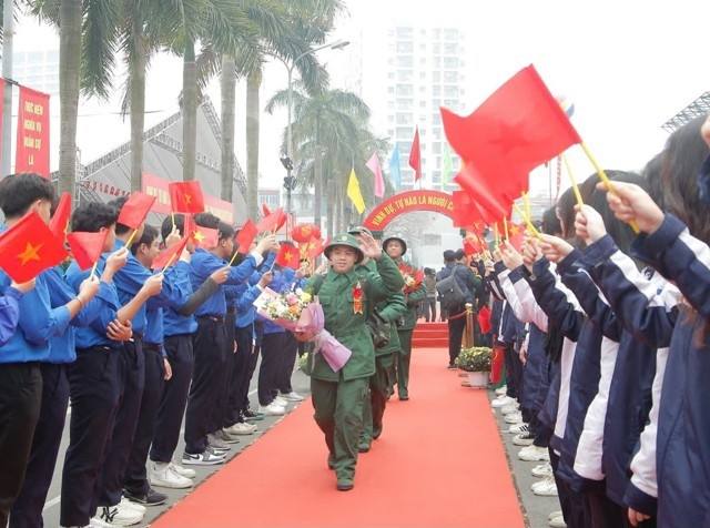 Bí thư Thành ủy Hà Nội Bùi Thị Minh Hoài động viên tân binh quận Ba Đình lên đường nhập ngũ