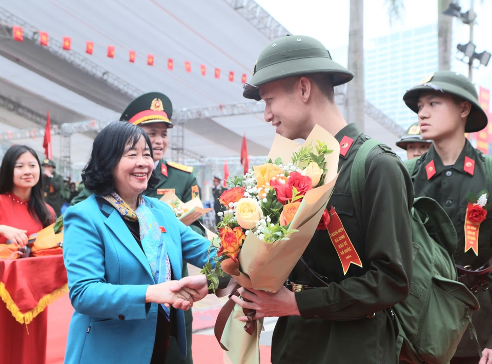 Bí thư Thành ủy Hà Nội Bùi Thị Minh Hoài tặng hoa chúc mừng và tiễn chân các tân binh quận Ba Đình. 