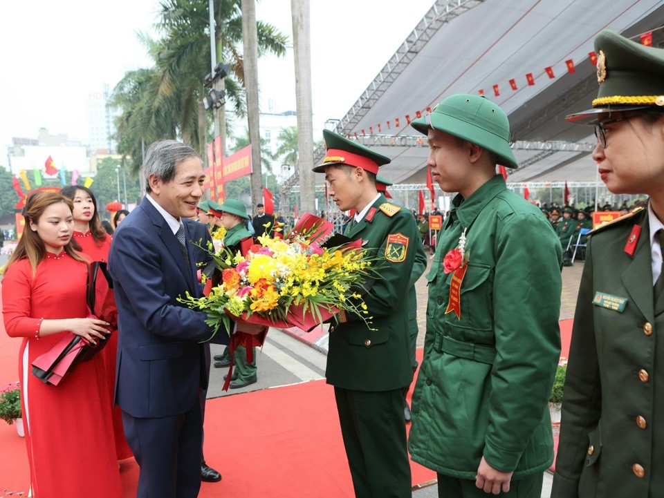 Lãnh đạo quận Ba Đình tặng hoa cho các tân binh. Ảnh: Thanh Hải.