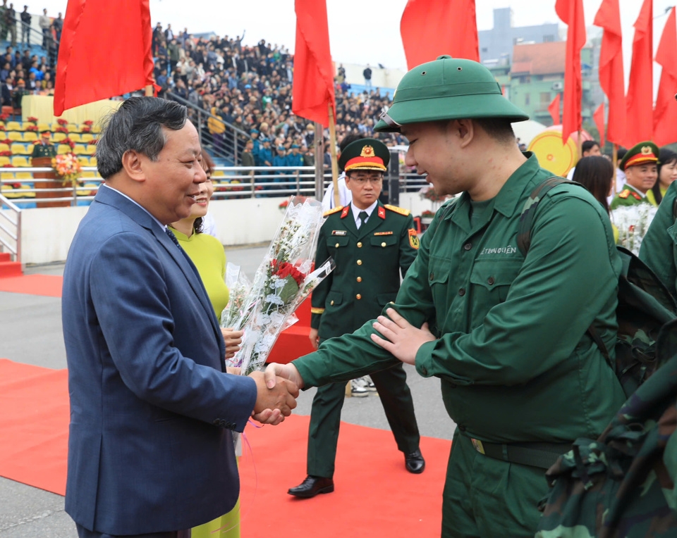 Phó Bí thư Thường trực Thành ủy Hà Nội Nguyễn Văn Phong dặn dò các tân binh huyện Thanh Trì trước khi lên đường nhập ngũ.