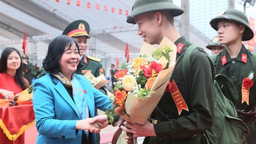 Bí thư Thành ủy Hà Nội Bùi Thị Minh Hoài động viên tân binh quận Ba Đình lên đường nhập ngũ