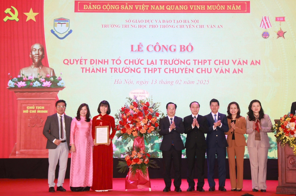 Lãnh đạo Sở GD&ĐT Hà Nội trao quyết định của UBND TP về việc tổ chức lại Trường THPT Chu Văn An thành trường chuyên. Ảnh: HNM