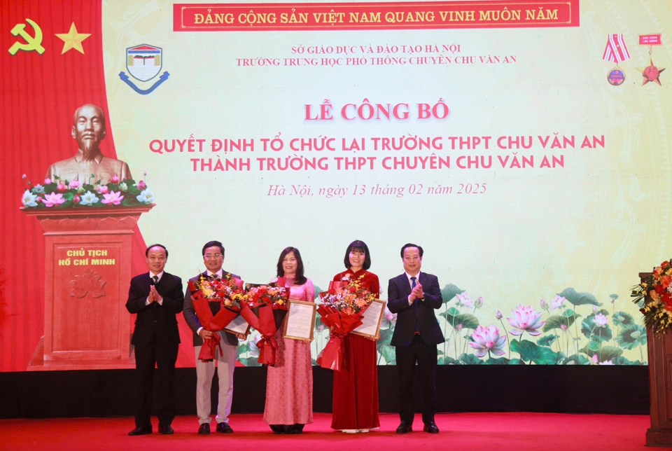 Lãnh đạo Sở GD&ĐT Hà Nội trao quyết định bổ nhiệm cho Hiệu trưởng, Phó Hiệu trưởng Trường THPT chuyên Chu Văn An. Ảnh: HNM