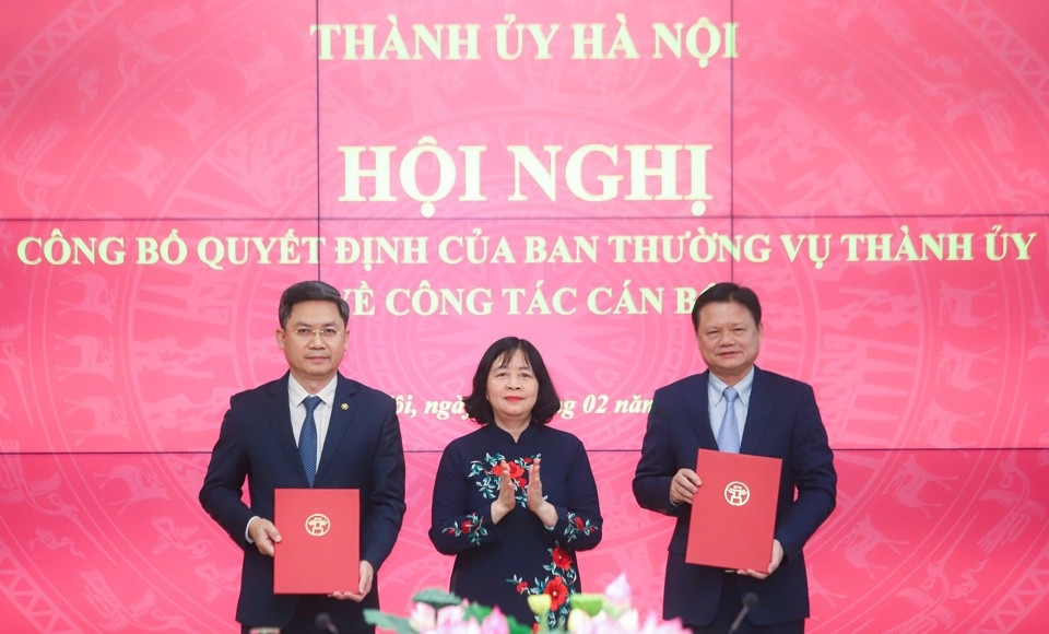 Bí thư Thành uỷ Bùi Thị Minh Hoài trao quyết định cho đồng chí Vũ Đức Bảo và đồng chí Hà Minh Hải.