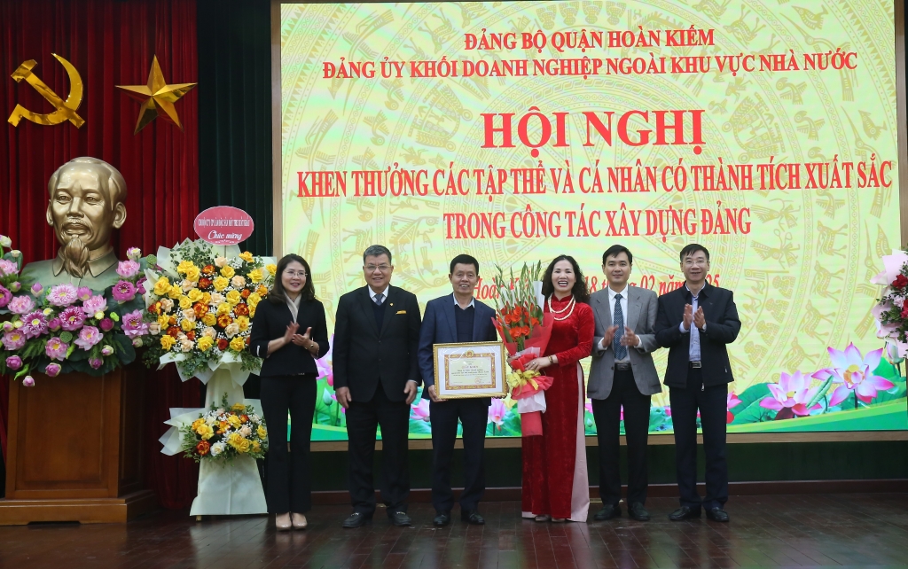 Đảng uỷ Khối Doanh nghiệp ngoài khu vực Nhà nước quận Hoàn Kiếm phát động phong trào thi đua năm 2025