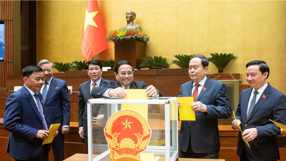 Thủ tướng Chính phủ Phạm Minh Chính, Chủ tịch Quốc hội Trần Thanh Mẫn và các đại biểu Quốc hội bỏ phiếu bầu Phó Chủ tịch Quốc hội và Ủy viên Ủy ban Thường vụ Quốc hội; phê chuẩn đề nghị của Thủ tướng Chính phủ về việc bổ nhiệm các Phó Thủ tướng Chính phủ, Bộ trưởng và thành viên khác của Chính phủ nhiệm kỳ 2021-2026. Ảnh: Quochoi.vn