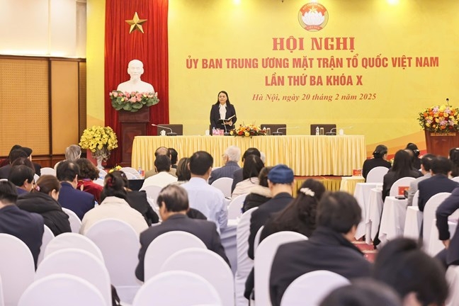 Quang cảnh các Tổ thảo luận tại Hội nghị Ủy ban Trung ương Mặt trận Tổ quốc Việt Nam lần thứ ba, khóa X.