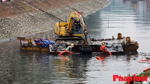 Công nhân dầm mình trong nước đen nạo vét bùn sông Tô Lịch