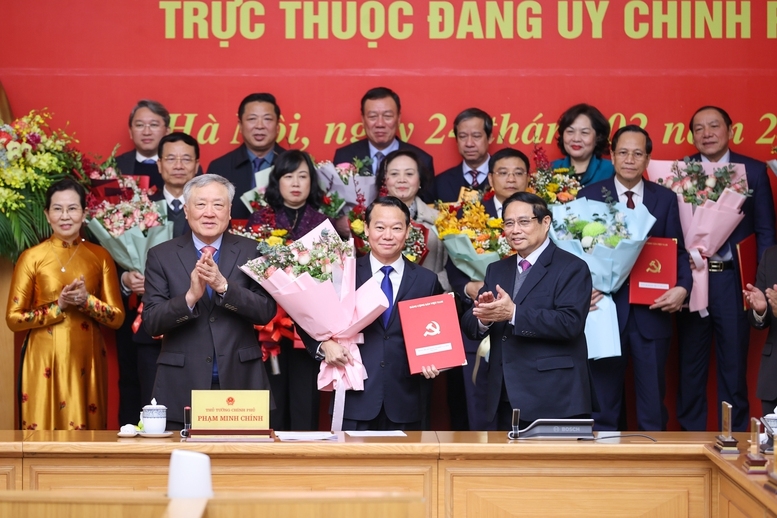 Thủ tướng Phạm Minh Chính trao Quyết định cho Đảng bộ Bộ Nông nghiệp và Môi trường. Ảnh: VGP/Nhật Bắc