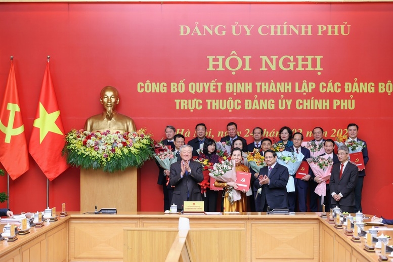 Thủ tướng Phạm Minh Chính trao Quyết định cho Đảng bộ các cơ quan tham mưu, giúp việc của Đảng ủy Chính phủ. Ảnh: VGP/Nhật Bắc