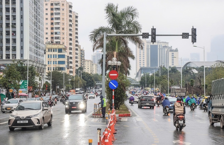 Cơ quan chức năng rào chắn ngã tư Trần Hữu Dực - Nguyễn Văn Giáp. Ảnh: PV