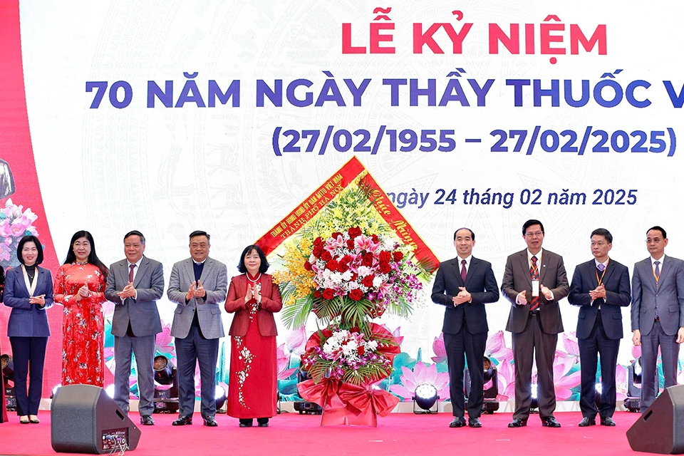 Lãnh đạo Thành ủy, HĐND, UBND, Ủy ban MTTQ TP Hà Nội tặng hoa chúc mừng ngành y tế Thủ đô nhân dịp kỷ niệm 70 năm Ngày Thầy thuốc Việt Nam.