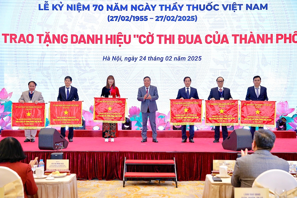 Phó Bí thư Thường trực Thành ủy Hà Nội Nguyễn Văn Phong trao Cờ thi đua xuất sắc của UBND TP cho 6 đơn vị.