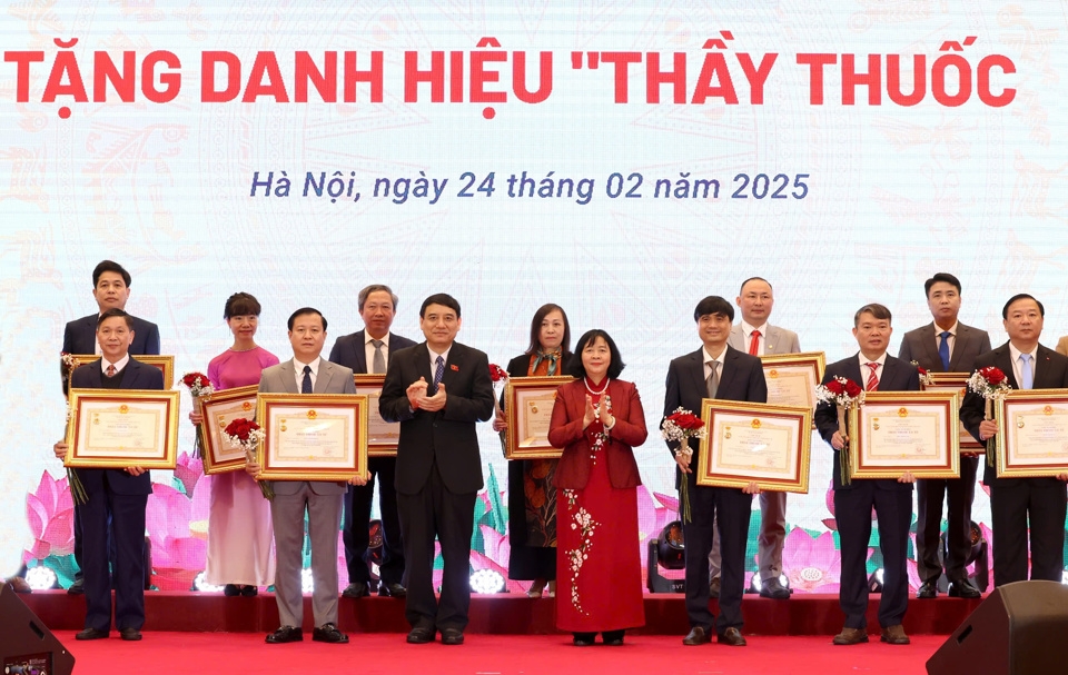 19 cá nhân được trao danh hiệu Thầy thuốc ưu tú.