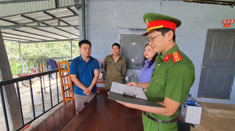 Cơ quan Công an thi hành lệnh bắt, khám xét khu vực tu tập của Nguyễn Anh Tuấn (áo xanh). Ảnh: CQCA