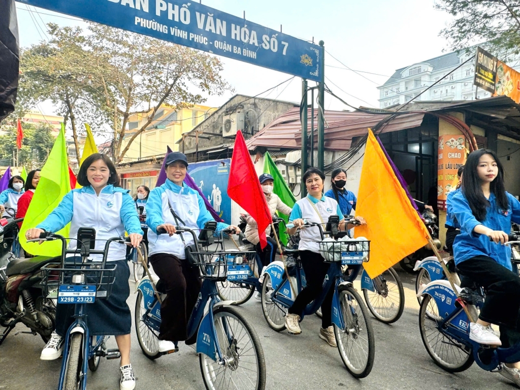 Cán bộ, hội viên phụ nữ quận Ba Đình phát động, tuyên truyền mô hình “Đoạn đường, tuyến phố không rác”. Ảnh: Đào Giang