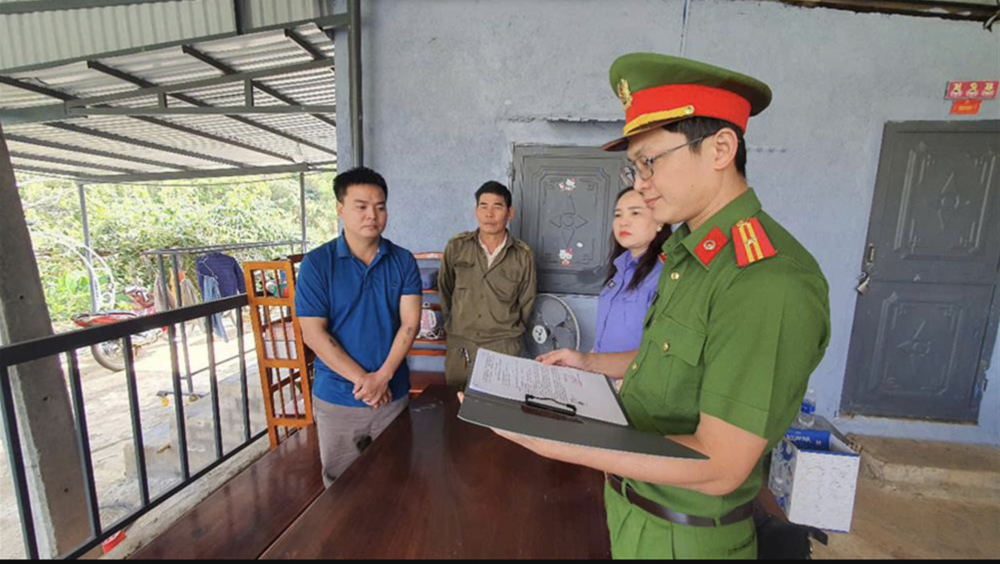 Cơ quan công an thi hành lệnh bắt, khám xét khu vực tu tập của Nguyễn Anh Tuấn (áo xanh). Ảnh: CQCA