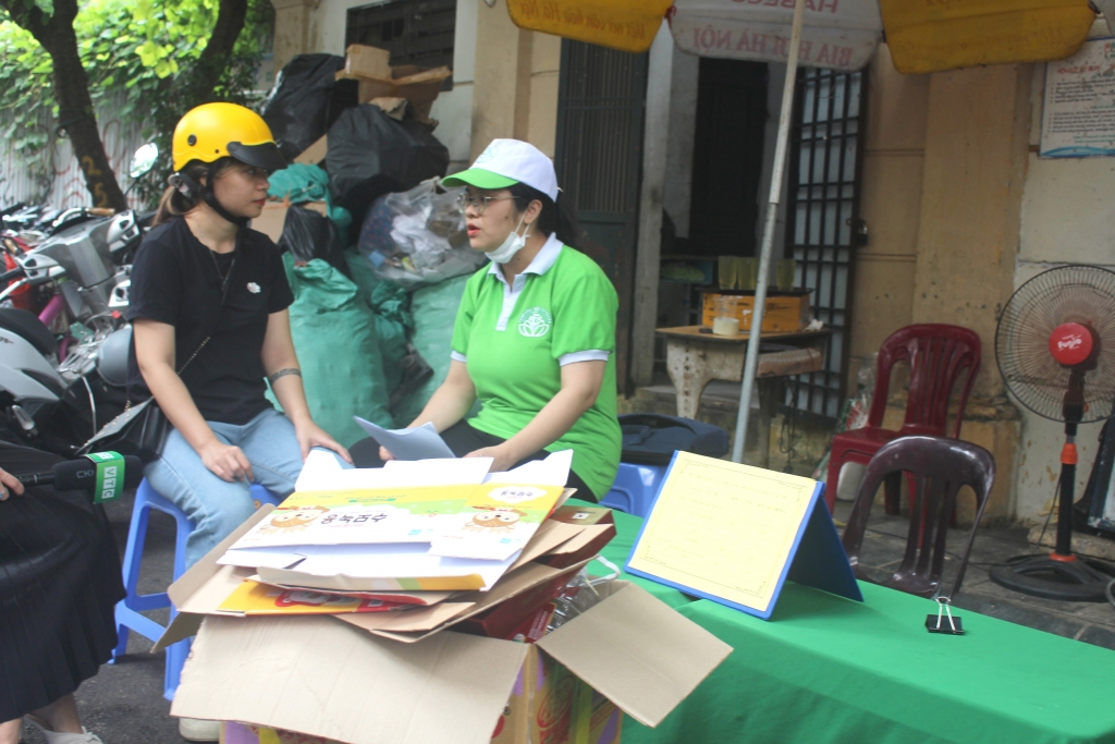 Người dân tại phường Phạm Đình Hổ (quận Hoàn Kiếm) mang rác tái chế đến điểm tập kết số 9, phố Hòa Mã, hưởng ứng mô hình “Đổi rác, lấy quà”. Ảnh: Mộc Miên