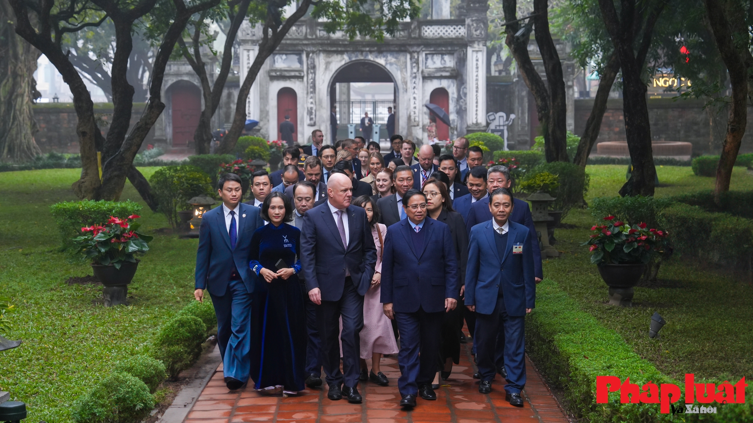 Thủ tướng Phạm Minh Chính cùng Thủ tướng New Zealand thăm Văn Miếu - Quốc Tử Giám