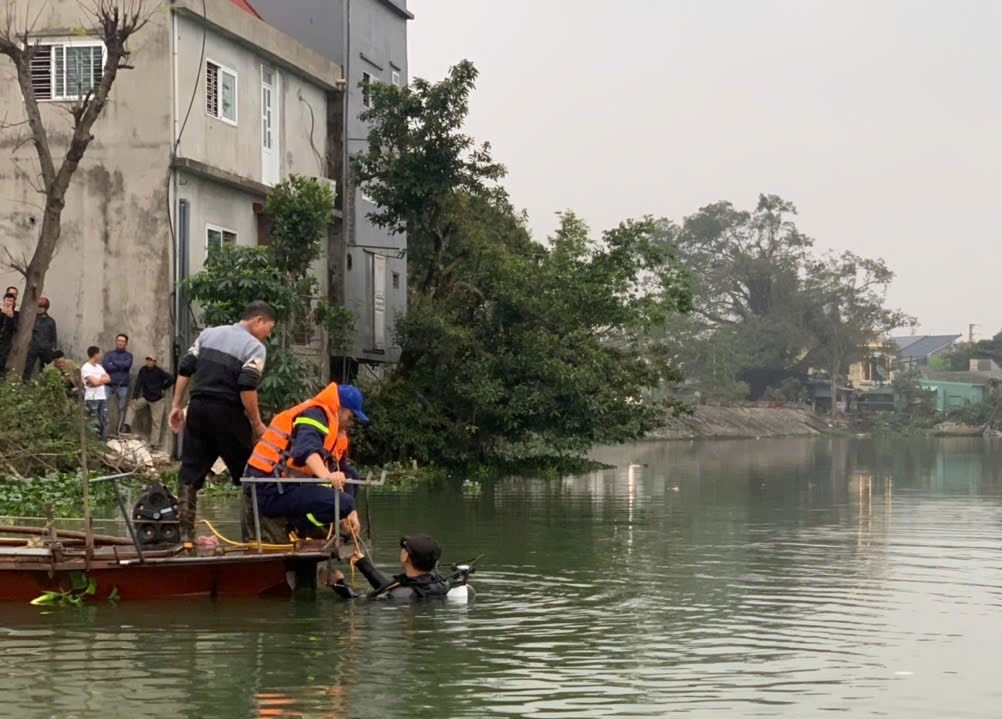 Lực lượng chức năng tìm kiếm nạn nhân. Ảnh: CQCA