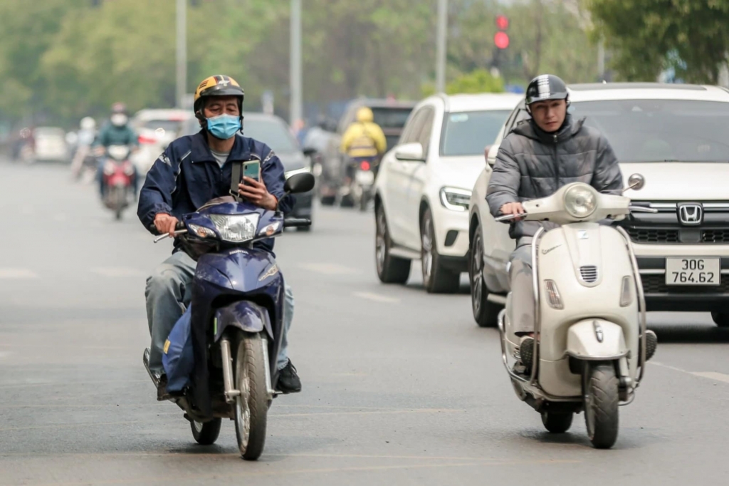 Phạt nặng hành vi sử dụng điện thoại khi lái xe