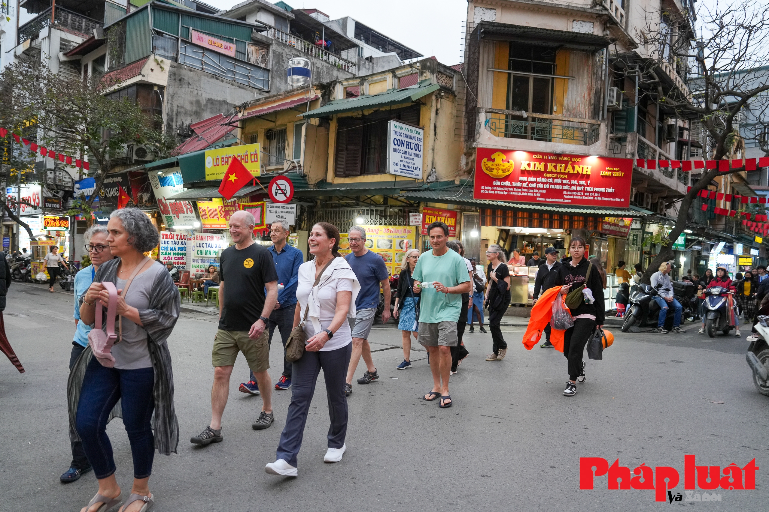 Đường phố thoáng hơn trong ngày đầu Hà Nội thí điểm hạn chế xe trên 16 chỗ khu vực phố cổ