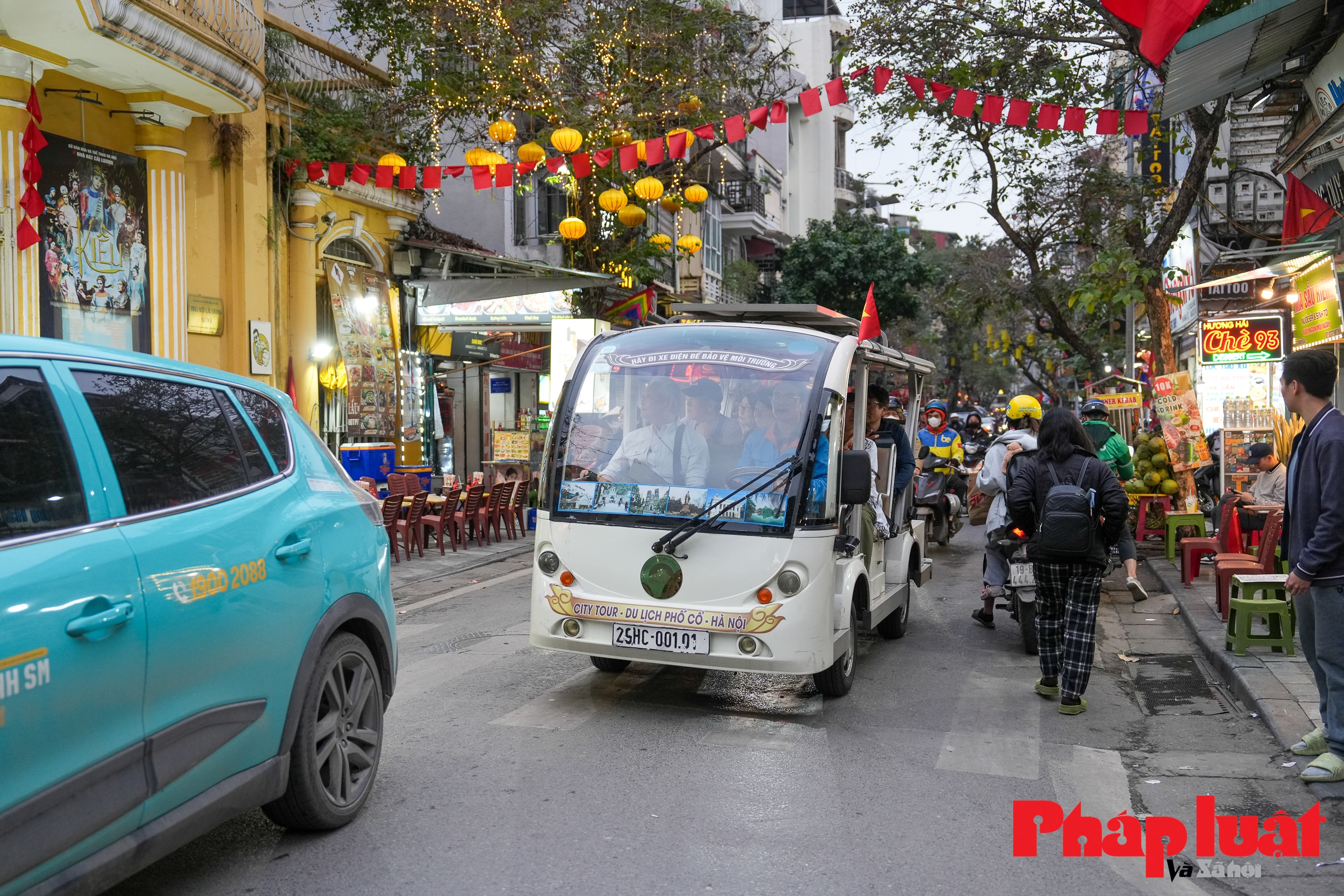 Đường phố thoáng hơn trong ngày đầu Hà Nội thí điểm hạn chế xe trên 16 chỗ khu vực phố cổ