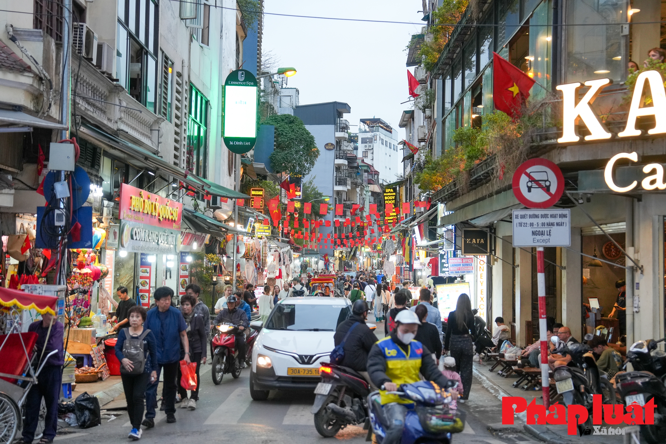 Đường phố thoáng hơn trong ngày đầu Hà Nội thí điểm hạn chế xe trên 16 chỗ khu vực phố cổ