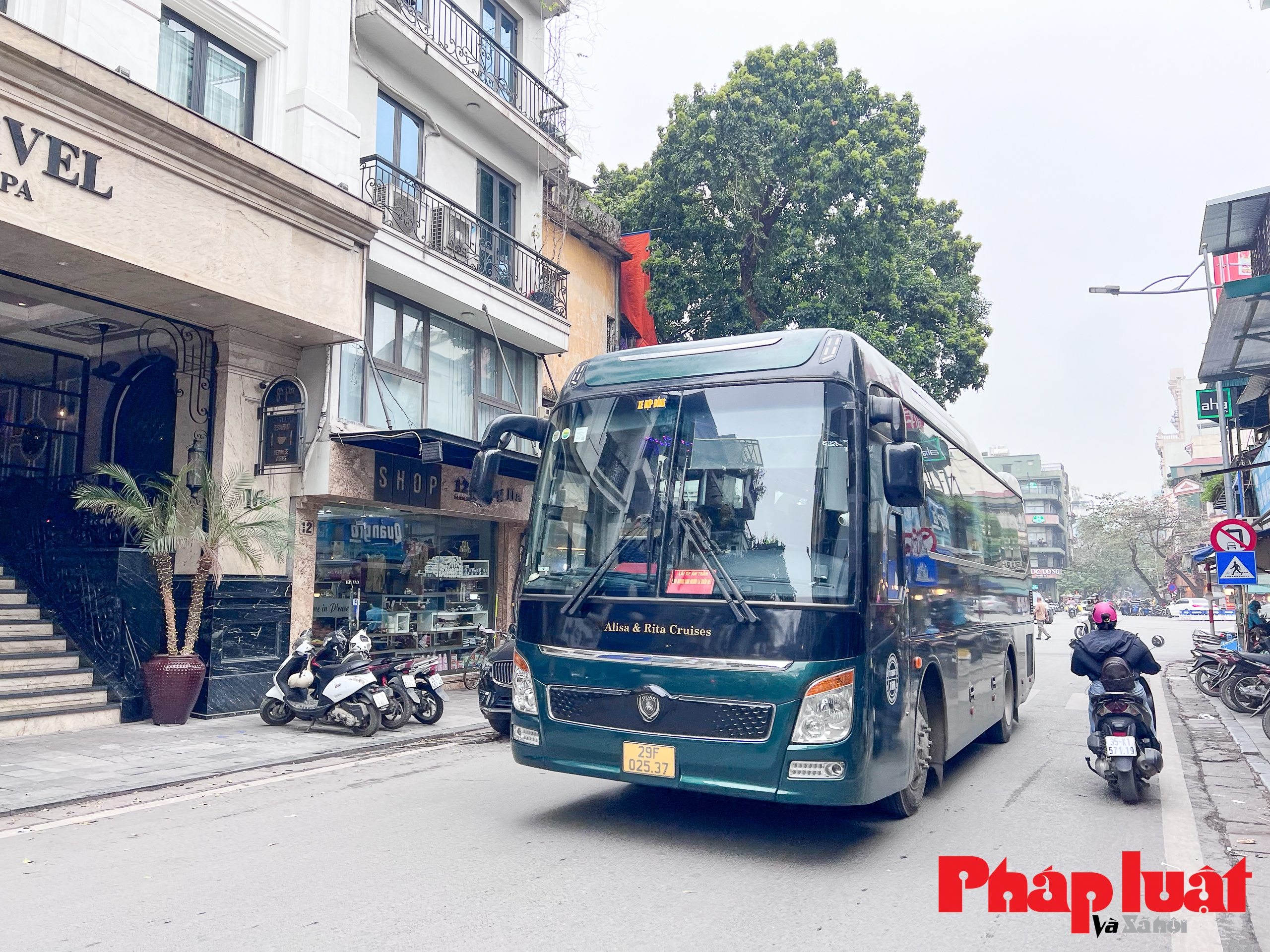 Đường phố thoáng hơn trong ngày đầu Hà Nội thí điểm hạn chế xe trên 16 chỗ khu vực phố cổ