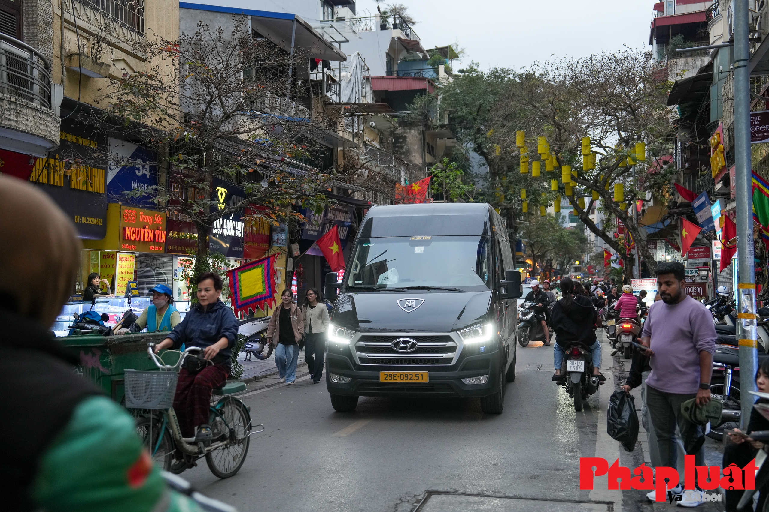 Đường phố thoáng hơn trong ngày đầu Hà Nội thí điểm hạn chế xe trên 16 chỗ khu vực phố cổ