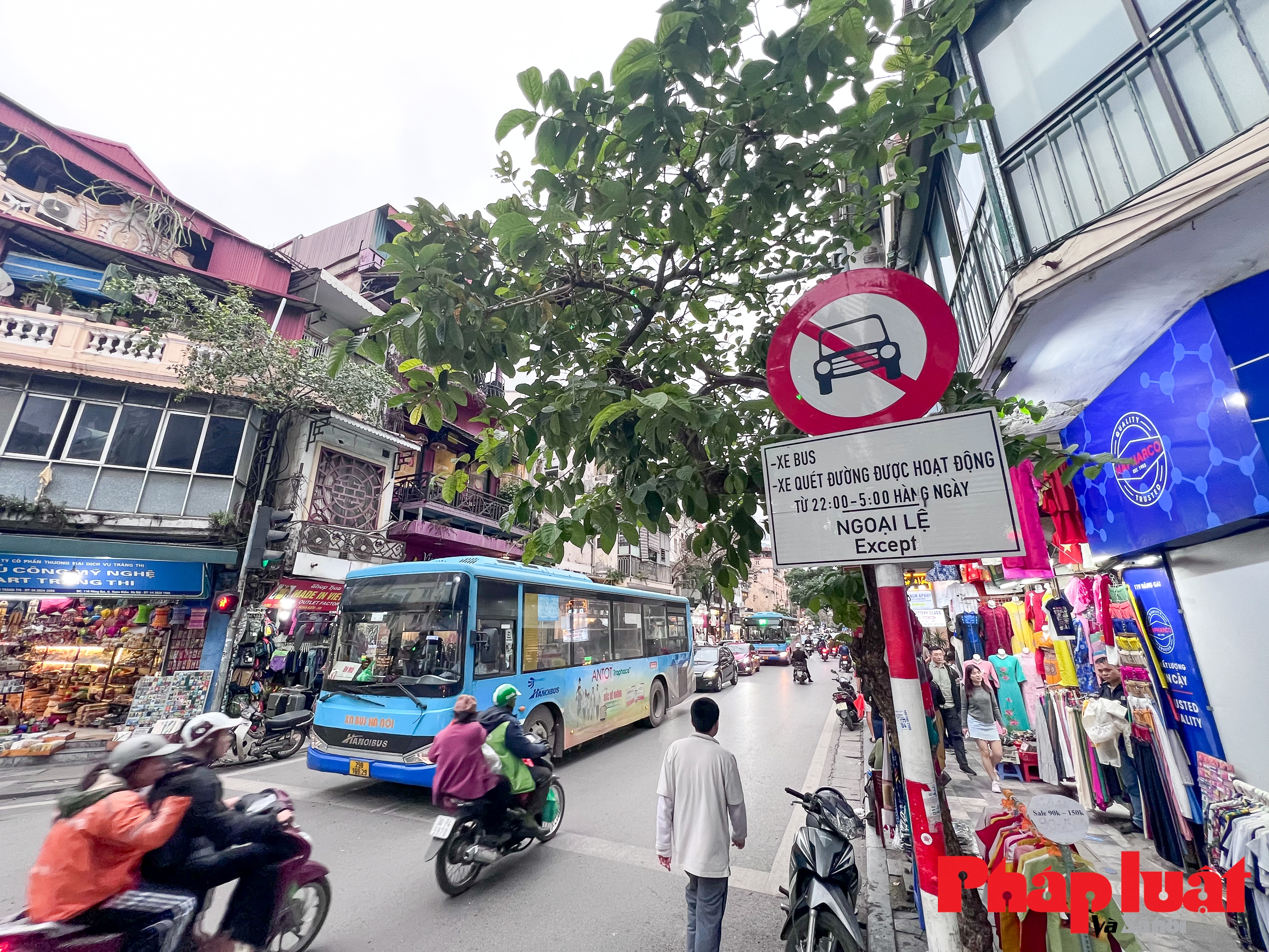 Đường phố thoáng hơn trong ngày đầu Hà Nội thí điểm hạn chế xe trên 16 chỗ khu vực phố cổ