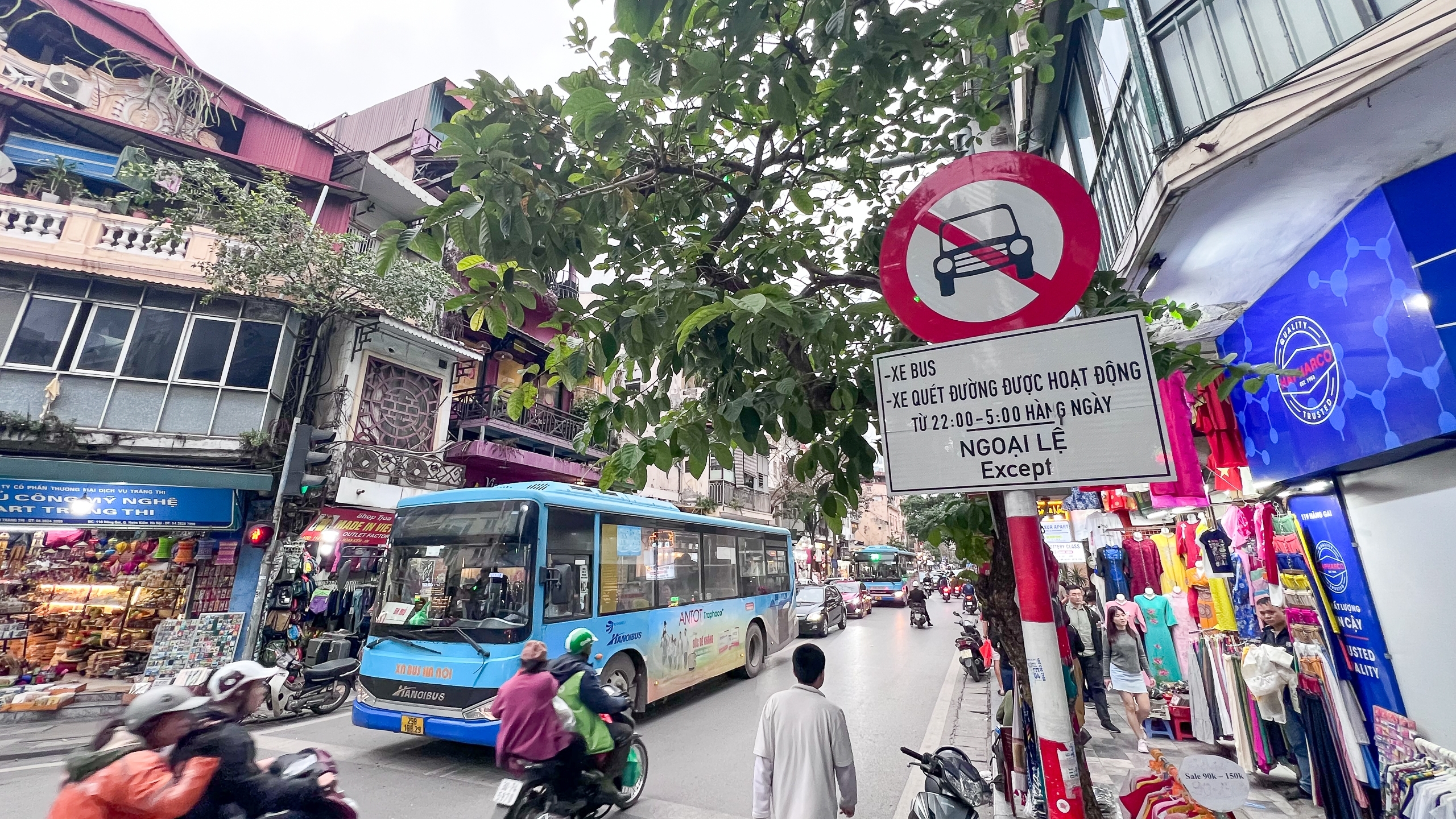 duong pho thoang hon trong ngay dau ha noi thi diem han che xe tren 16 cho khu vuc pho co