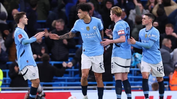 Man City ngược dòng để vào tứ kết FA Cup