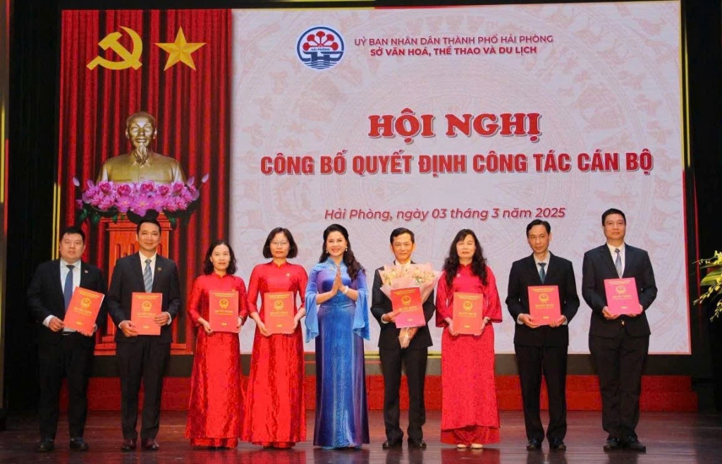 Bà Trần Thị Hoàng Mai trao QĐ cho các lãnh đạo phòng ban.