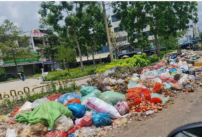 Một điểm rác thải chợ đầu mối Hóc Môn nhiềm năm rồi vẫn chưa được xử lý dứt điểm