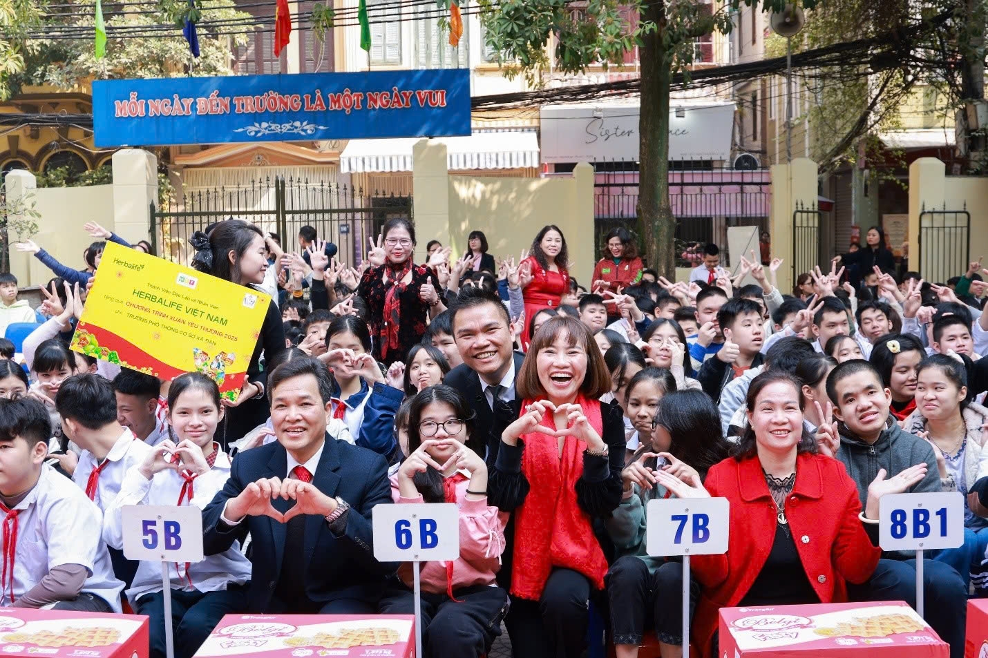 Trao “Xuân yêu thương” đến trẻ em và người cao tuổi có hoàn cảnh khó khăn